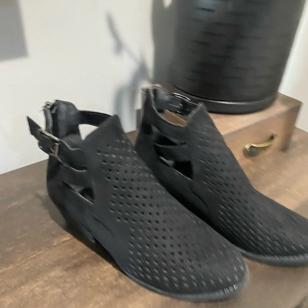 Nature Breeze booties in black. Women’s size 8 - Picture 13 of 15